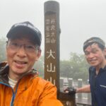 爆速で雨の大山山頂に到着！　あとは下山だけだが、、、