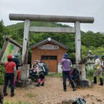 鳥居の後ろに三国山