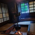 朝から囲炉裏火、大きな鉄瓶