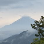 厚く垂れこめていた雲が一瞬きれて、富士山がみえた！　富士の絶景パワーをいただく！
