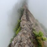 ほそ～い岩尾根が伸びている。ガスで高度感が薄れる？