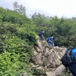 山頂直下の岩稜下り