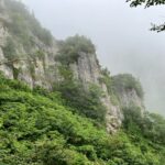 垂直の岩肌が現れる