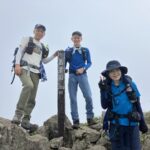 高妻山山頂に到着。残念ながら山頂からの大パノラマは見えず！