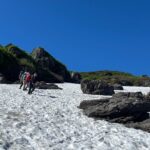 南竜山荘に向けて、ズルズルの雪渓を下る