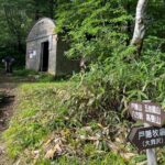 鞍部の一不動に到着。左は戸隠山、右は高妻山へ