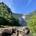 黒部ダム下流の橋から見る放流。しぶきを全身で浴びる