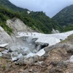 ハシゴ谷橋を進んでいくと崩落の激しい雪渓が！