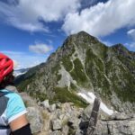 一服剱山頂。目の前に前剱が立ちはだかる！　あそこ登る？！