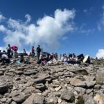 登山者でいっぱいの湯ノ丸山。元気なちびっ子達も！