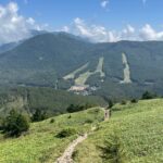 湯ノ丸山からの眺望。奥に浅間山が