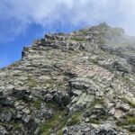 間天のコル。天狗ノ頭から逆層スラブを下ってきた
