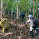 ズルズル滑る急斜面を登る