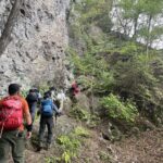 鹿岳（一ノ岳）の岩壁をロープ伝いに巻いて登る