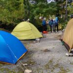 3張りの共同テントを設営