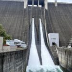 宮ケ瀬ダムの放流。6分間続きました