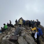 大勢の登山者で賑わう山頂