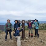 平標山頂。もう色んなものが飛びそうな強風！