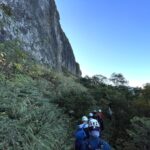 大岩壁が眼前に！　基部を巻くように斜上する