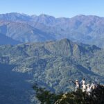 すくみのテラスでイェーイ！　背後には北アルプスの山々が