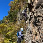 駒ヶ岳東峰。垂直の岩壁をロープを頼りにクライムダウン