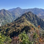 鬼ヶ面山（北峰）からの眺望。鋸岳への稜線、奥に焼山、火打山が見える