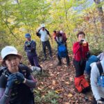 出だしから急登が続く。紅葉の中で一息つく