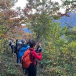 朝日に照らされる鋸岳。皆で撮影タイム