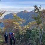 薬師尾根道を登っていく。背後に海谷三山