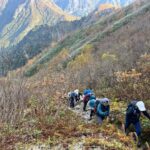 中の池を過ぎると、笹平に向け急な登りが続く