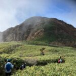 正面に雨飾山の山頂が見えてきた！