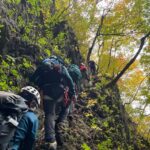 立岩のコル手前の岩壁を斜上していく