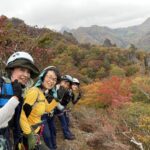 東立岩山頂。紅葉の西上州の山々をバックにパシャリ！