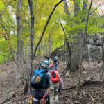 西立岩へ向けて紅葉の中を歩く