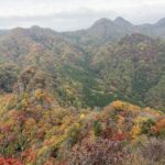 荒船山へ連なる紅葉の細尾根