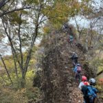 二連の鎖が設置された西上州のジャンダルム？を登る