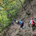 威怒牟幾不動滝へ向けて下っていく