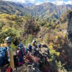 前方に聳えている碧岩に向けて大岩を下る