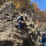 アッセンダーを付けて碧岩の岩壁を攀じ登る！