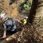 懸垂下降支点へロープ設置に向かう　