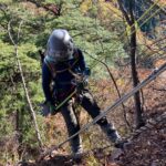 懸垂下降。右手は絶対はなさないで！