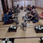 お待ちかねの夕食。懐かしの社員旅行みたい!?