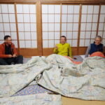 こうやって同じ布団で仲良く寝ます。1人1個湯たんぽも仕込まれています