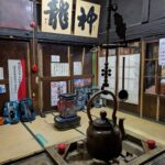 巨大やかんが目を引く休憩所。ここに荷物をデポして山頂へ