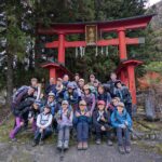 無事下山。朱塗りが映える、北参道入口の一ノ鳥居で