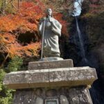 女人禁制を解いたお萬の方像と白糸の滝