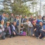 七面山山頂。眺望イマイチ、というかゼロだけど皆笑顔!