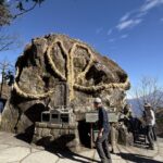 唱題しながら7度回るとご利益があると言われる影嚮石。短い休憩時間内で急いでぐるぐる