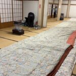 夜のお勤めから部屋に戻ると、名物「巻き布団」が!