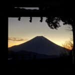 おはようございます。日の出の「額縁富士」です